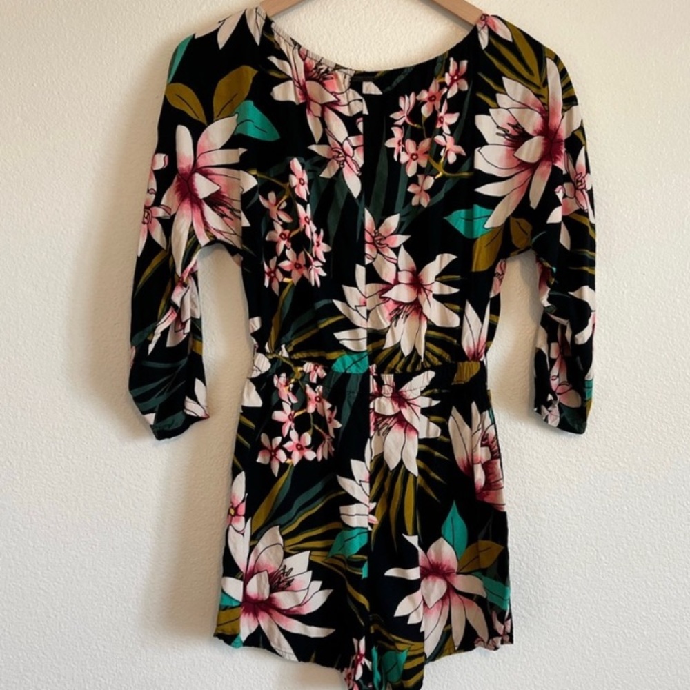 Billabong floral romper size large never worn